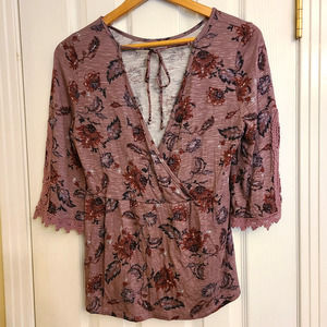 NWT Buckle Daytrip Floral Boho Top V-Neck with Tie Wrap Crochet Sleeves Size S